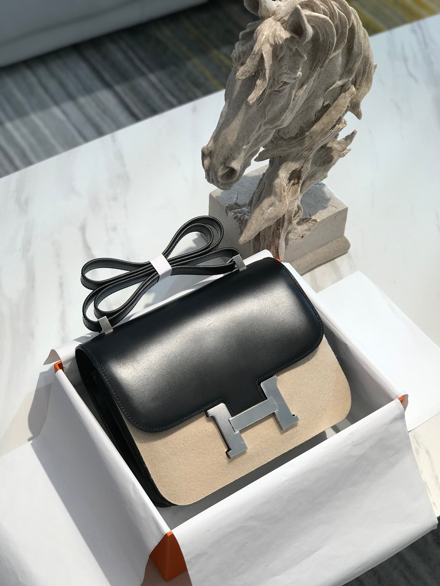 CONSTANCE 24CM CUIR DE VEAU NOIR QUINCAILLERIE ARGENTÉE