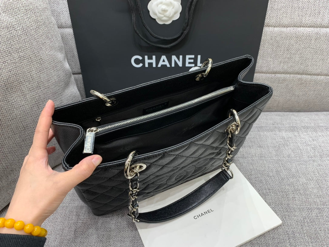 CC GRAND SAC CABAS 34 CM NOIR CAVIAR QUINCAILLERIE ARGENTÉE