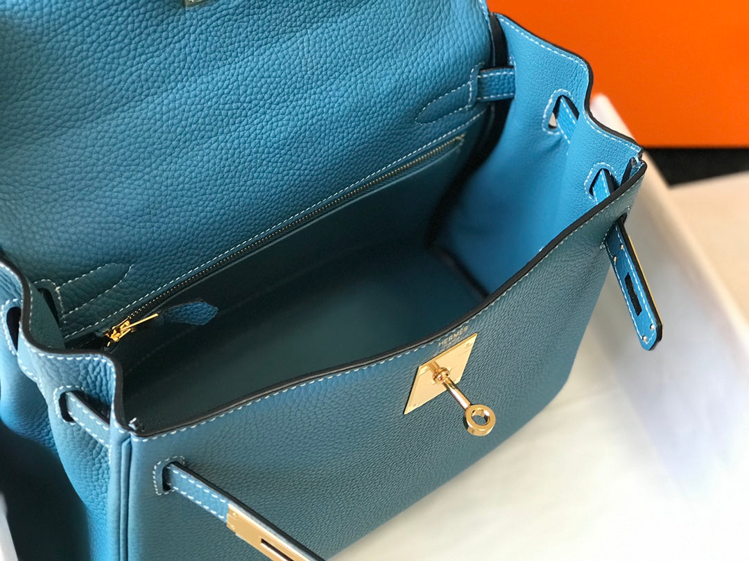 Sac HM Kelly 32 cm en denim bleu, cuir Togo, accessoires dorés