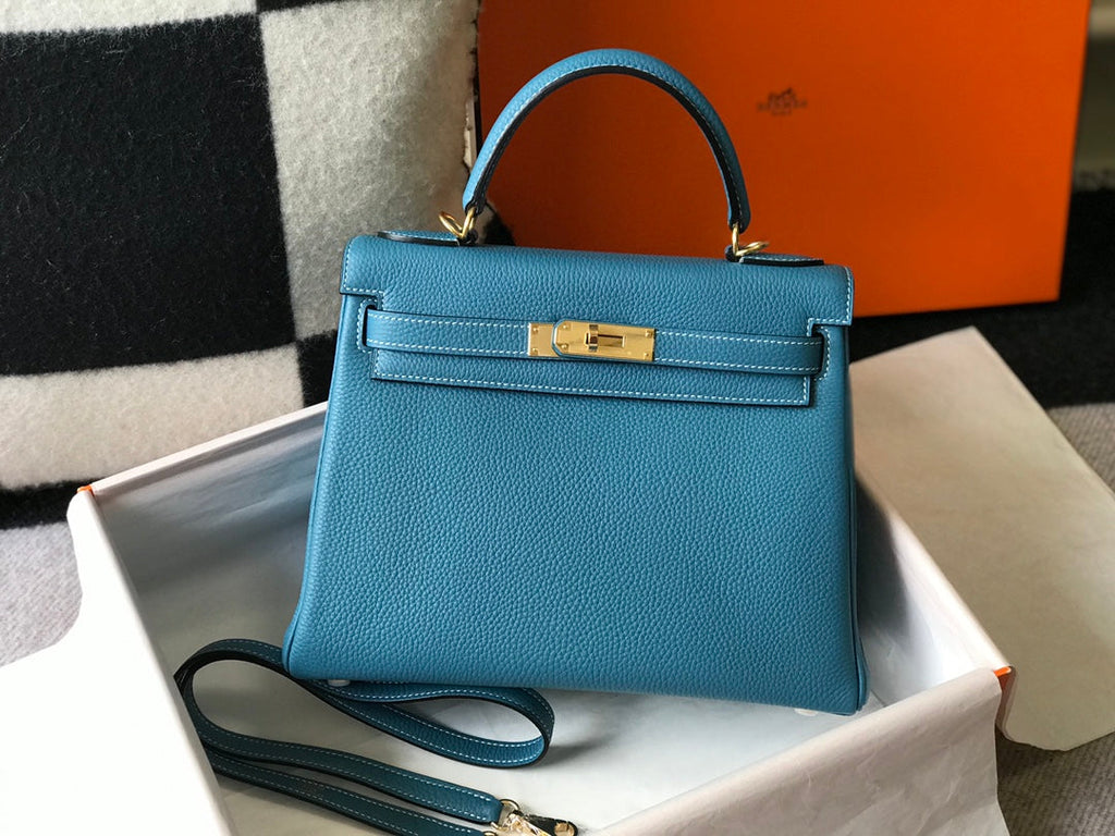 Sac HM Kelly 32 cm en denim bleu, cuir Togo, accessoires dorés