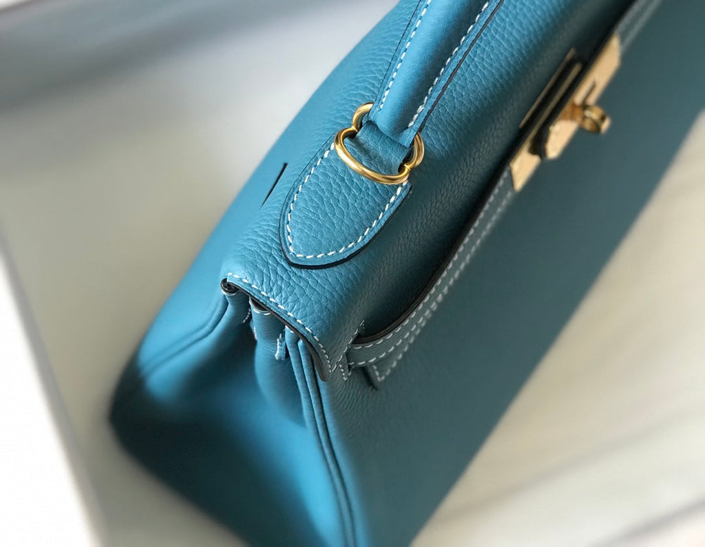 Sac HM Kelly 32 cm en denim bleu, cuir Togo, accessoires dorés