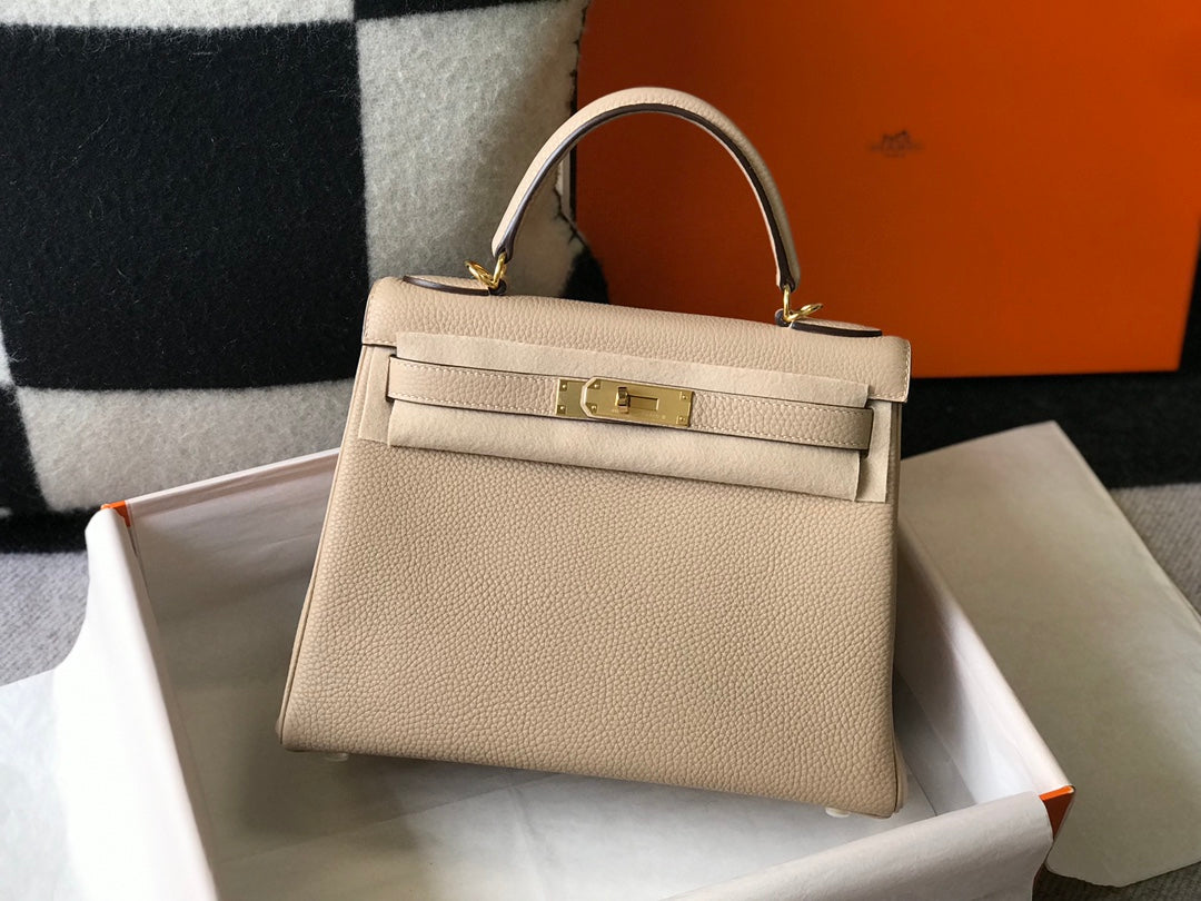 Sac HM Kelly 32 cm en cuir Togo beige et accessoires dorés