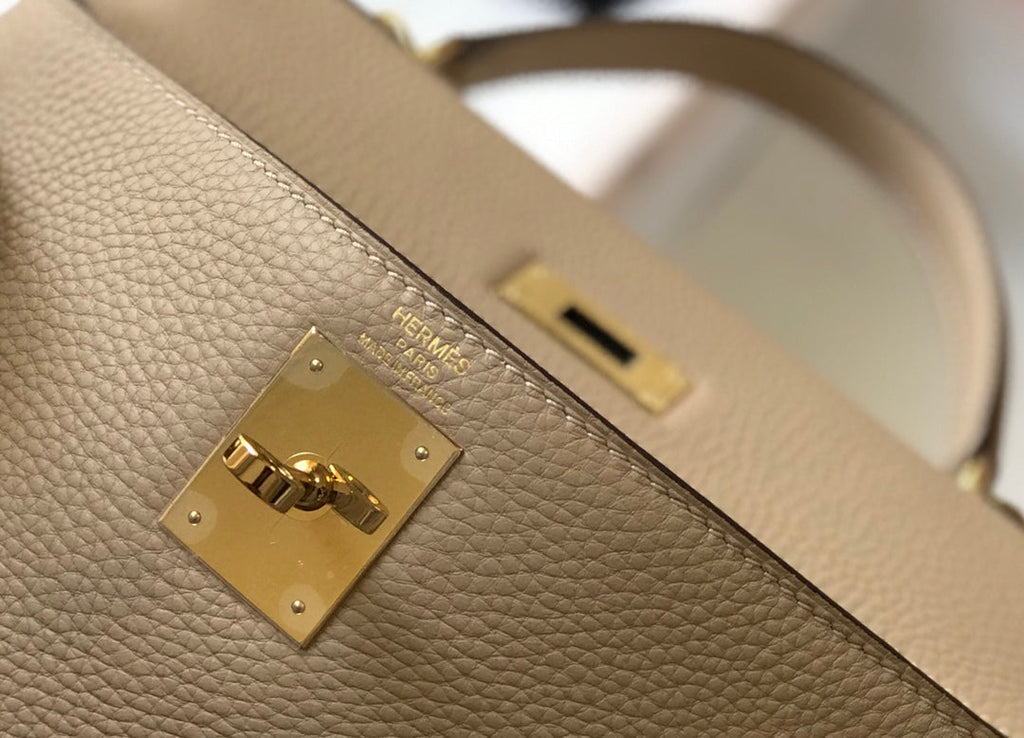 Sac HM Kelly 32 cm en cuir Togo beige et accessoires dorés