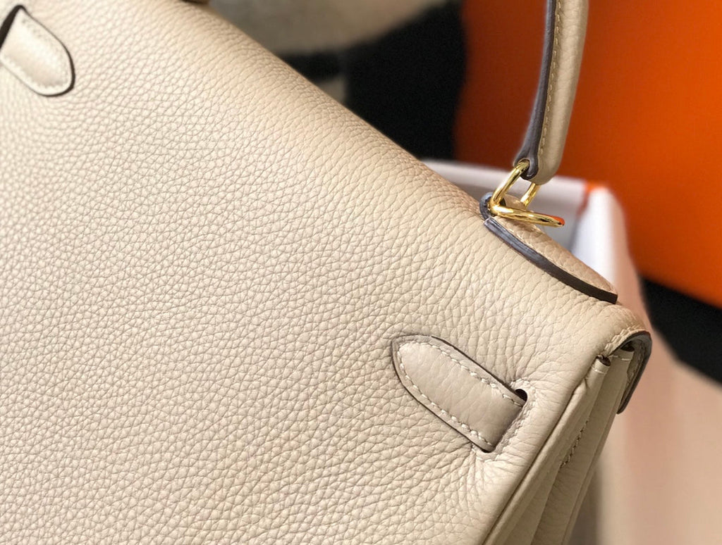 Sac HM Kelly 32 cm en cuir Togo beige et accessoires dorés