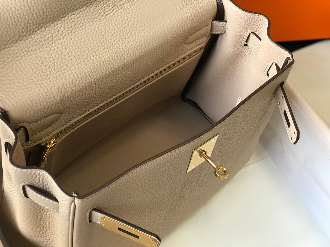 Sac HM Kelly 32 cm en cuir Togo beige et accessoires dorés