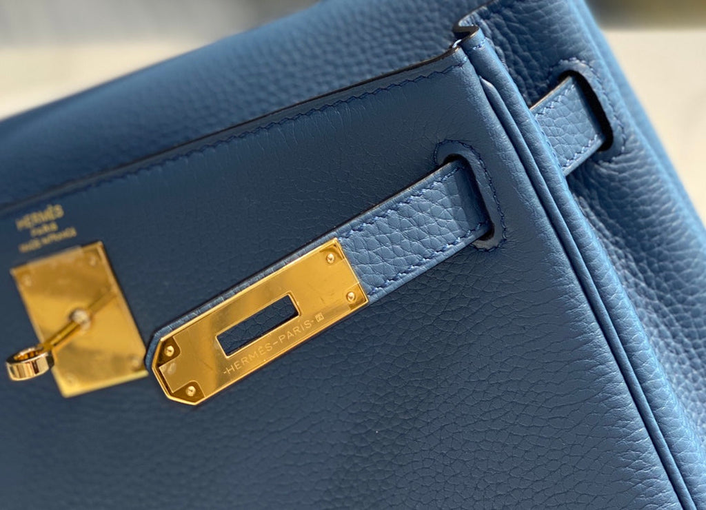 Sac HM Kelly 32 cm en cuir Togo bleu et accastillage doré