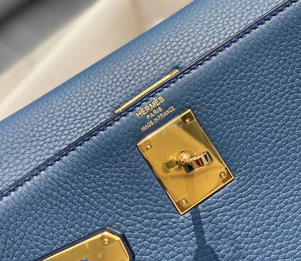 Sac HM Kelly 32 cm en cuir Togo bleu et accastillage doré
