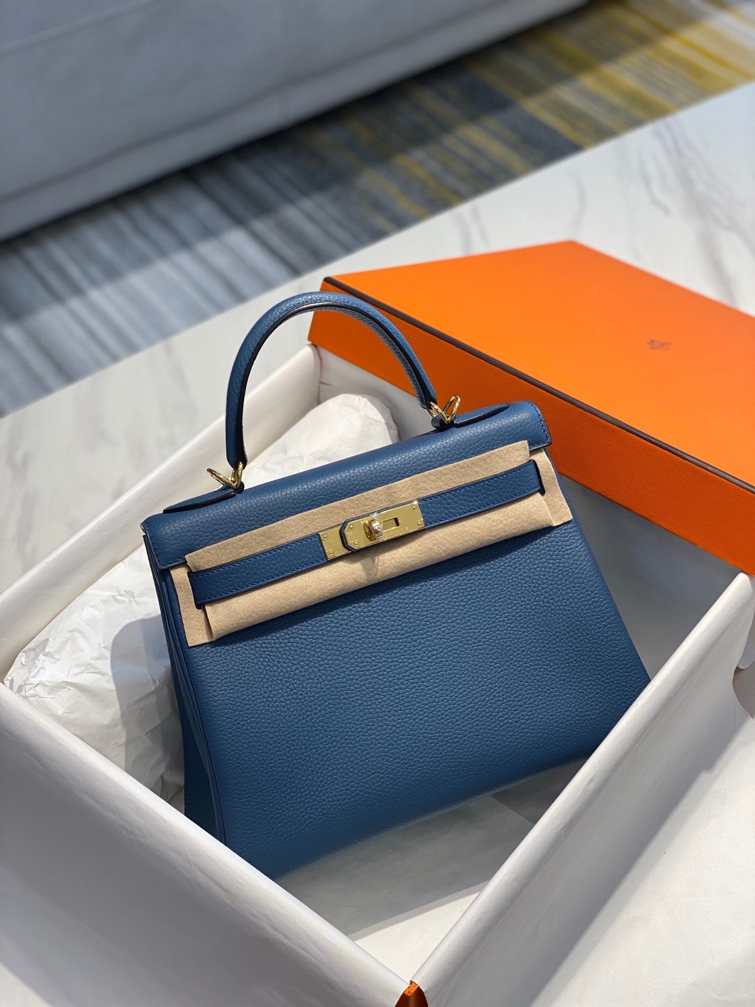 Sac HM Kelly 32 cm en cuir Togo bleu et accastillage doré