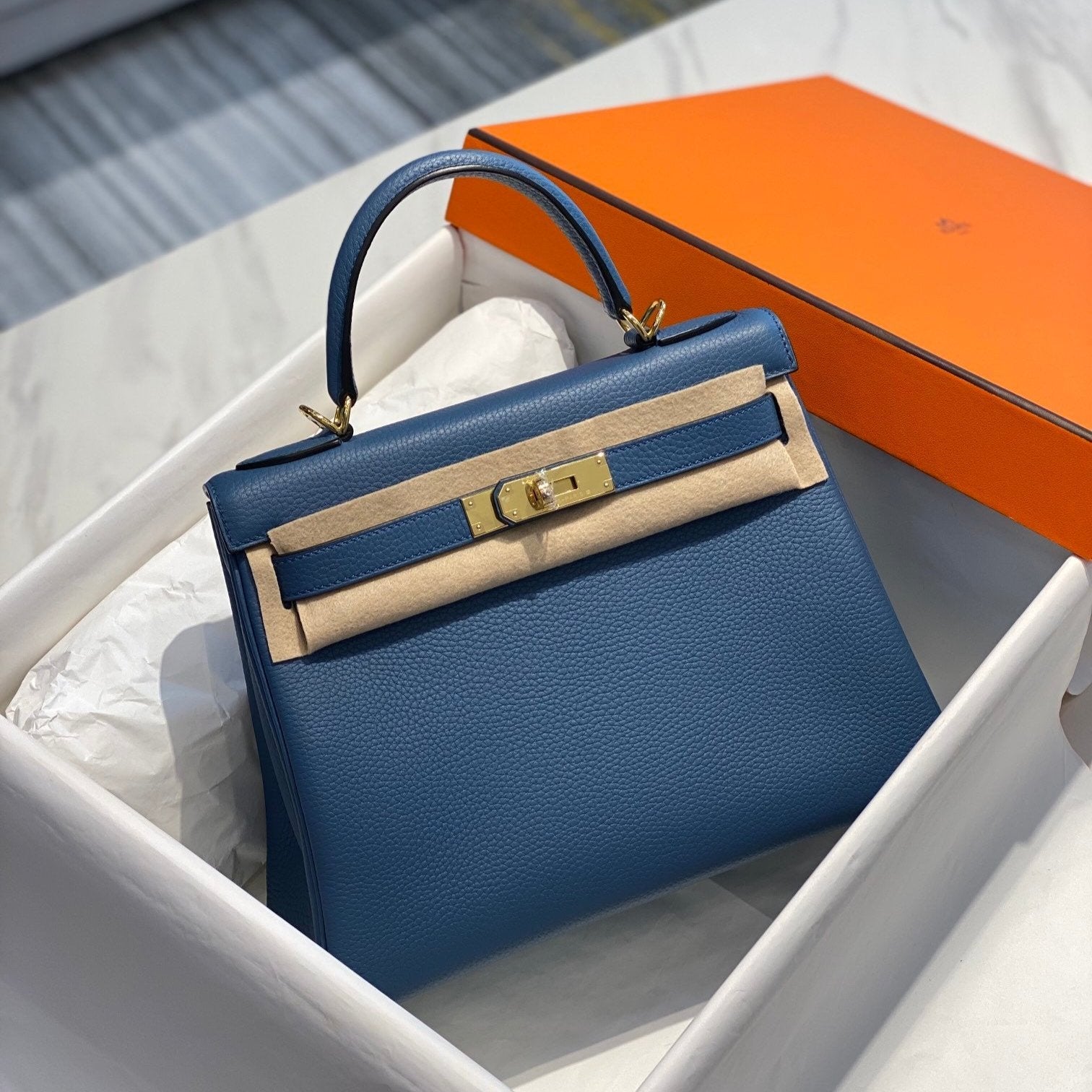 SAC HM KELLY 32 CM EN TOGO BLEU MARINE QUINCAILLERIE DORÉ