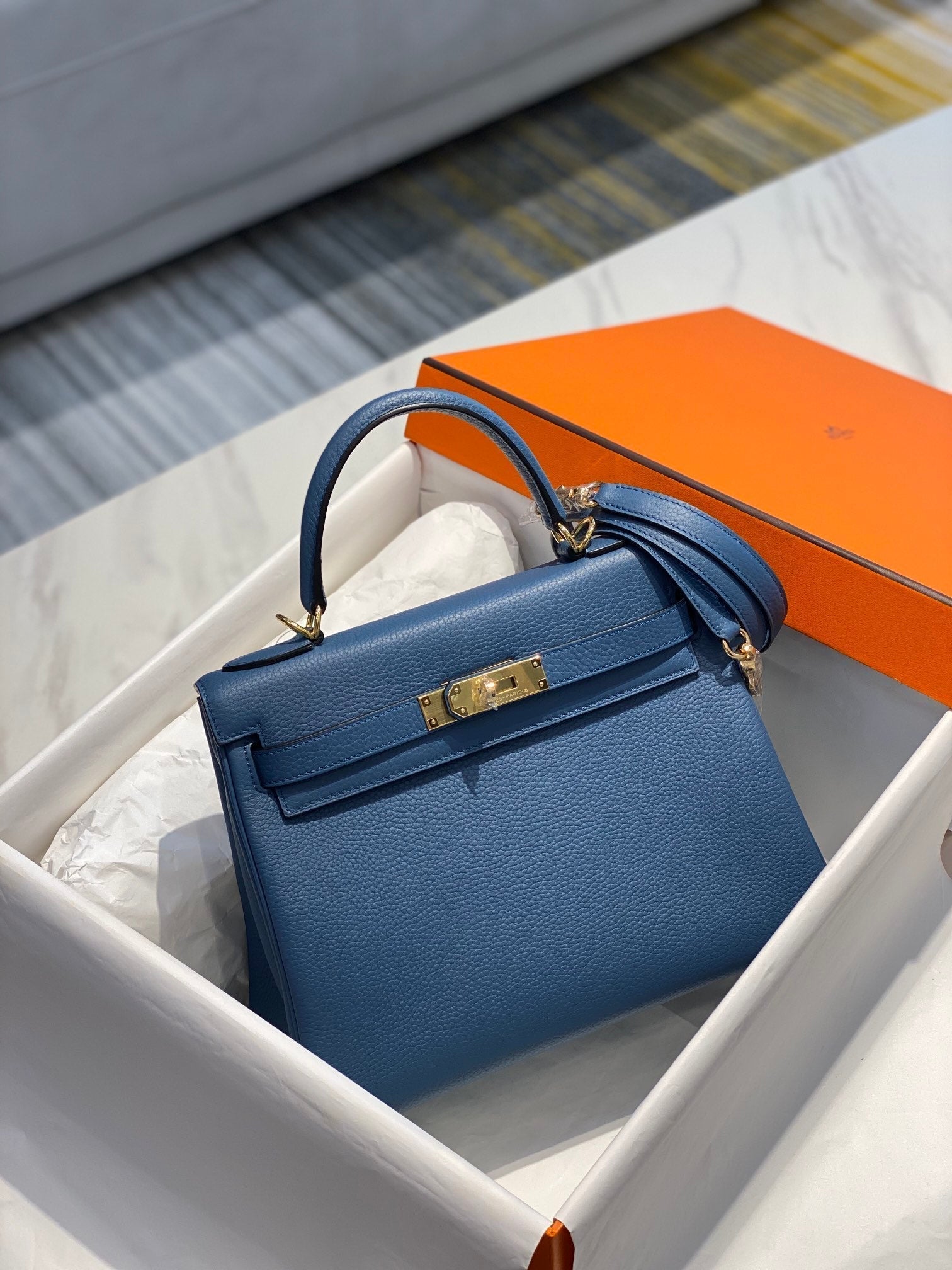 SAC HM KELLY 32 CM EN TOGO BLEU MARINE QUINCAILLERIE DORÉ