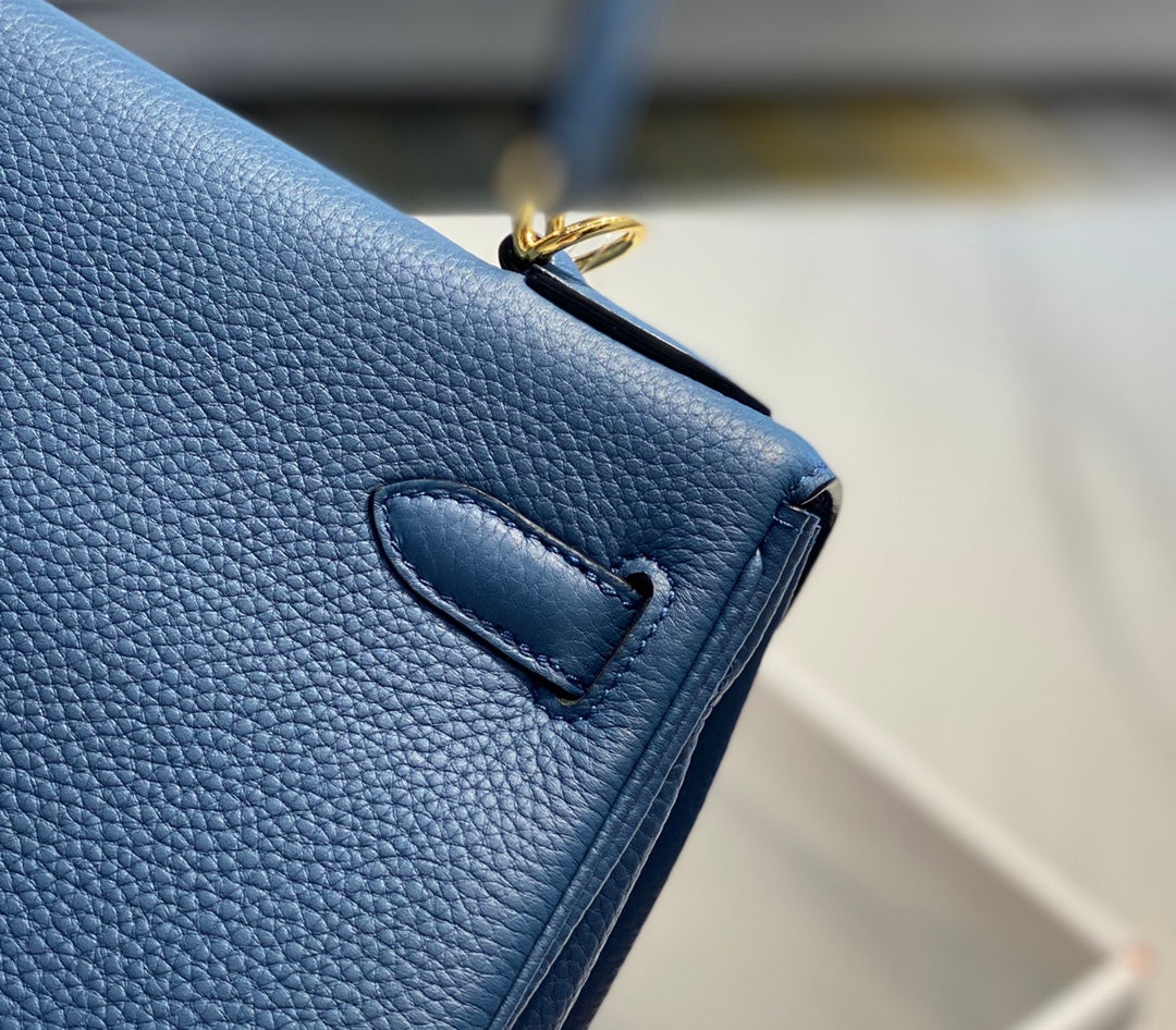 Sac HM Kelly 32 cm en cuir Togo bleu et accastillage doré