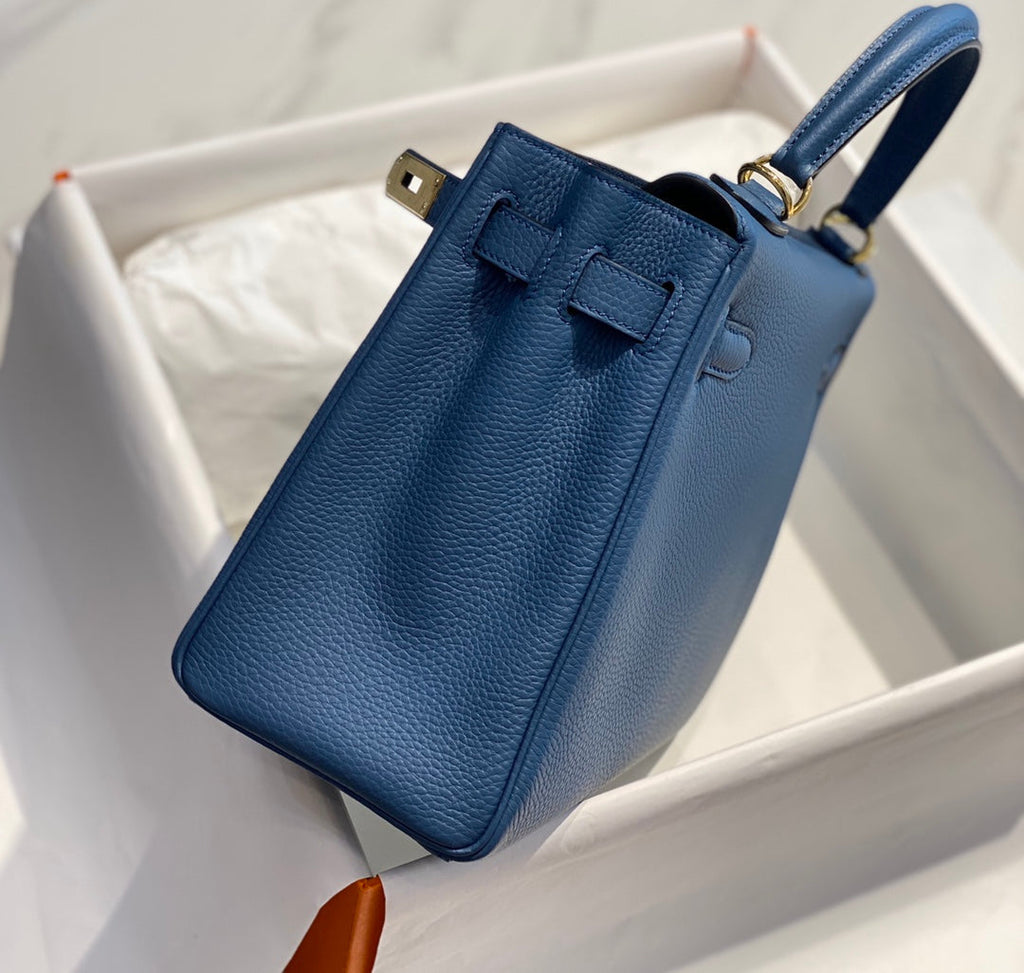 Sac HM Kelly 32 cm en cuir Togo bleu et accastillage doré