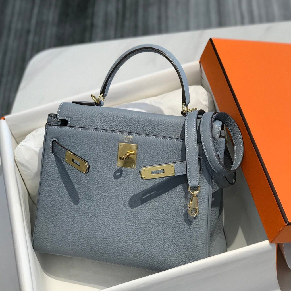 Sac HM Kelly 32 cm en cuir Togo bleu bébé et accessoires dorés