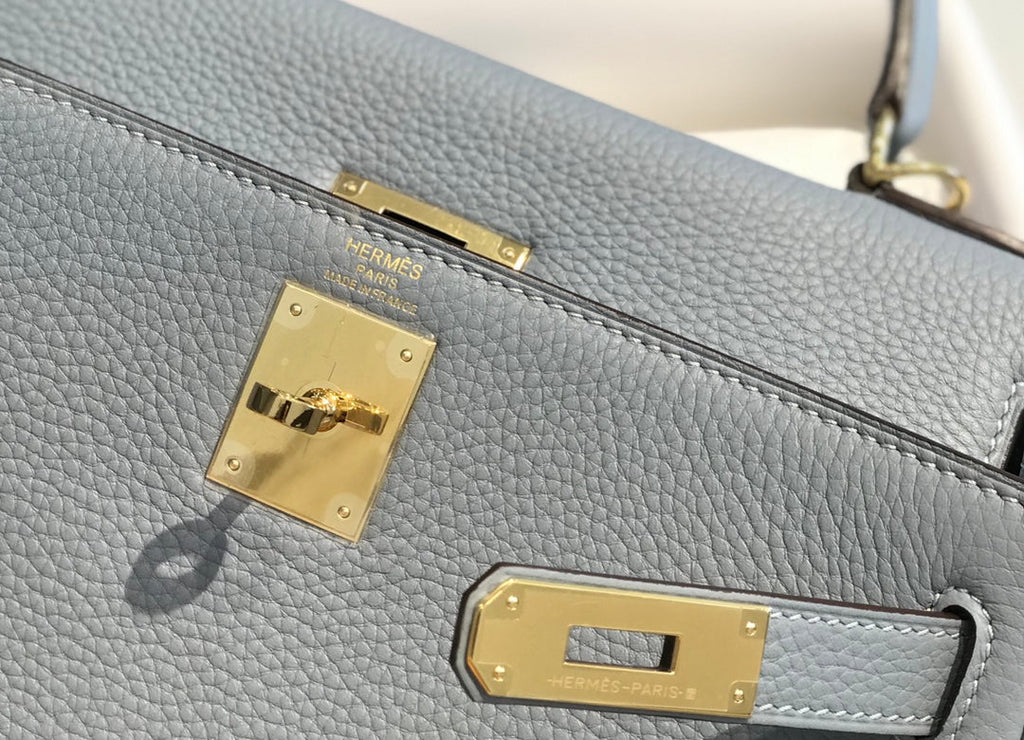 Sac HM Kelly 32 cm en cuir Togo bleu bébé et accessoires dorés
