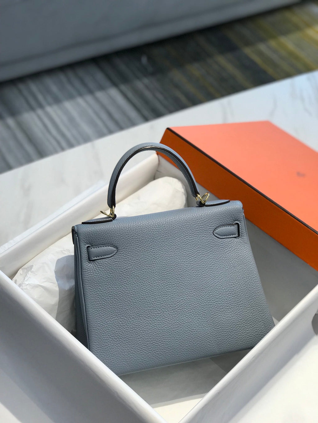 Sac HM Kelly 32 cm en cuir Togo bleu bébé et accessoires dorés