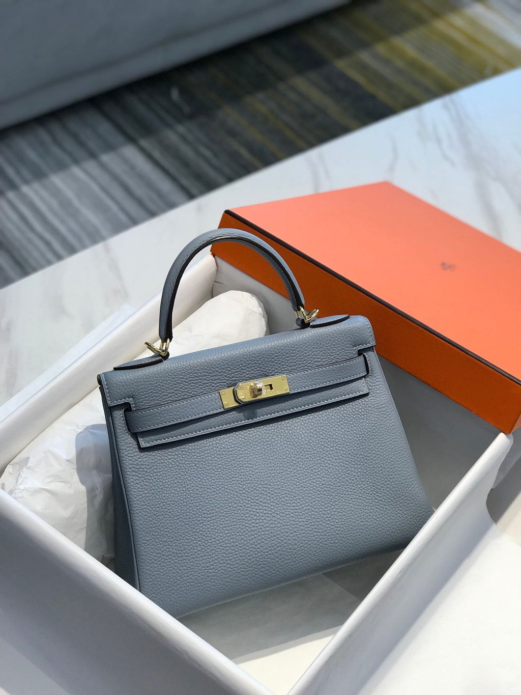 Sac HM Kelly 32 cm en cuir Togo bleu bébé et accessoires dorés