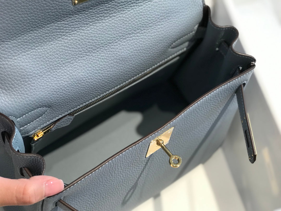 Sac HM Kelly 32 cm en cuir Togo bleu bébé et accessoires dorés