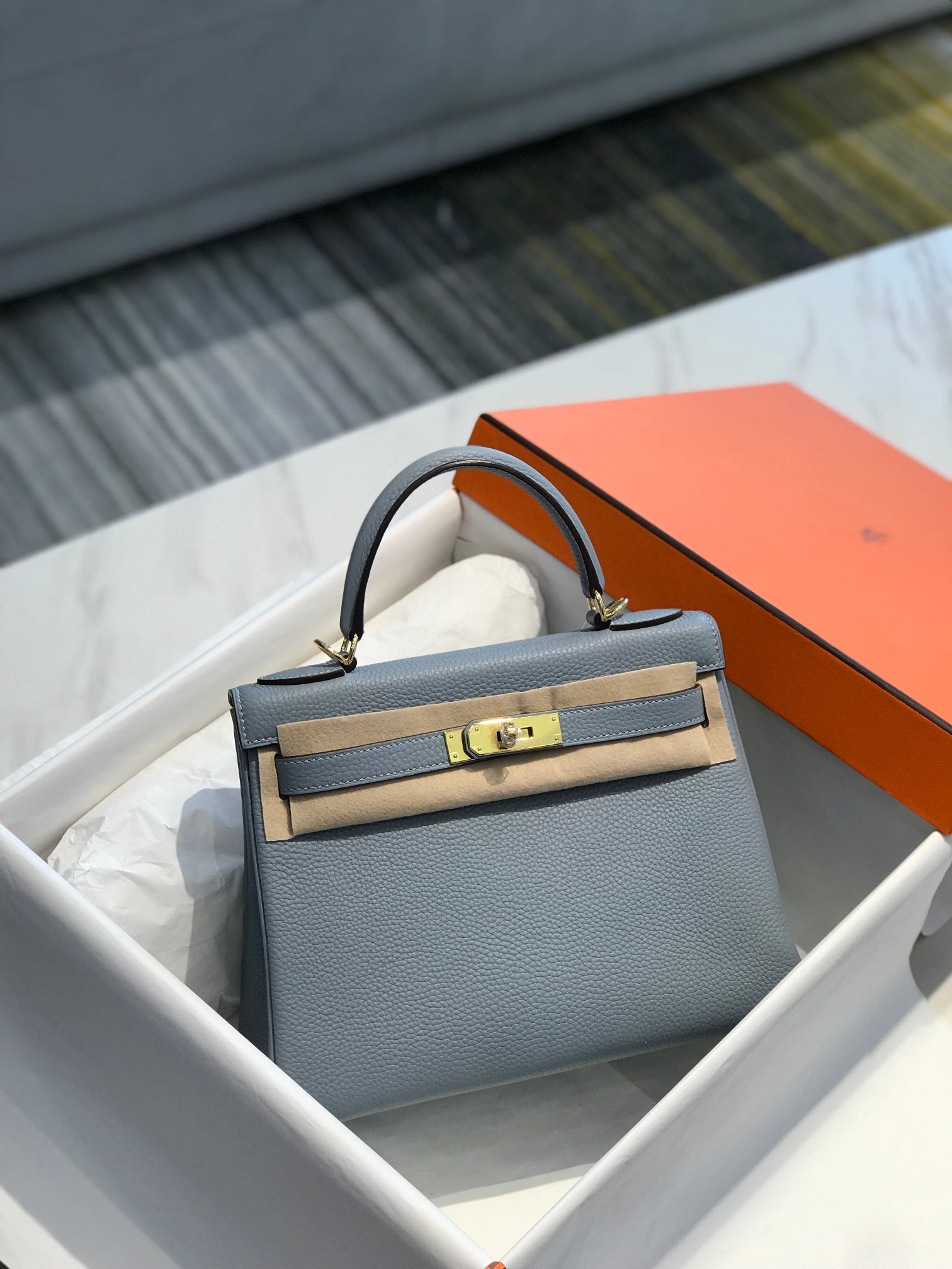 Sac HM Kelly 32 cm en cuir Togo bleu bébé et accessoires dorés