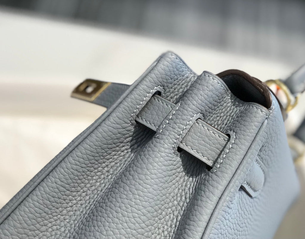 Sac HM Kelly 32 cm en cuir Togo bleu bébé et accessoires dorés
