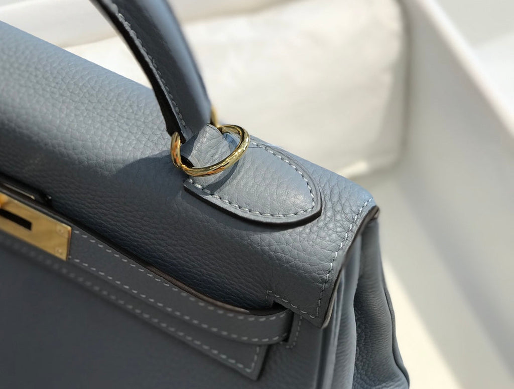 Sac HM Kelly 32 cm en cuir Togo bleu bébé et accessoires dorés