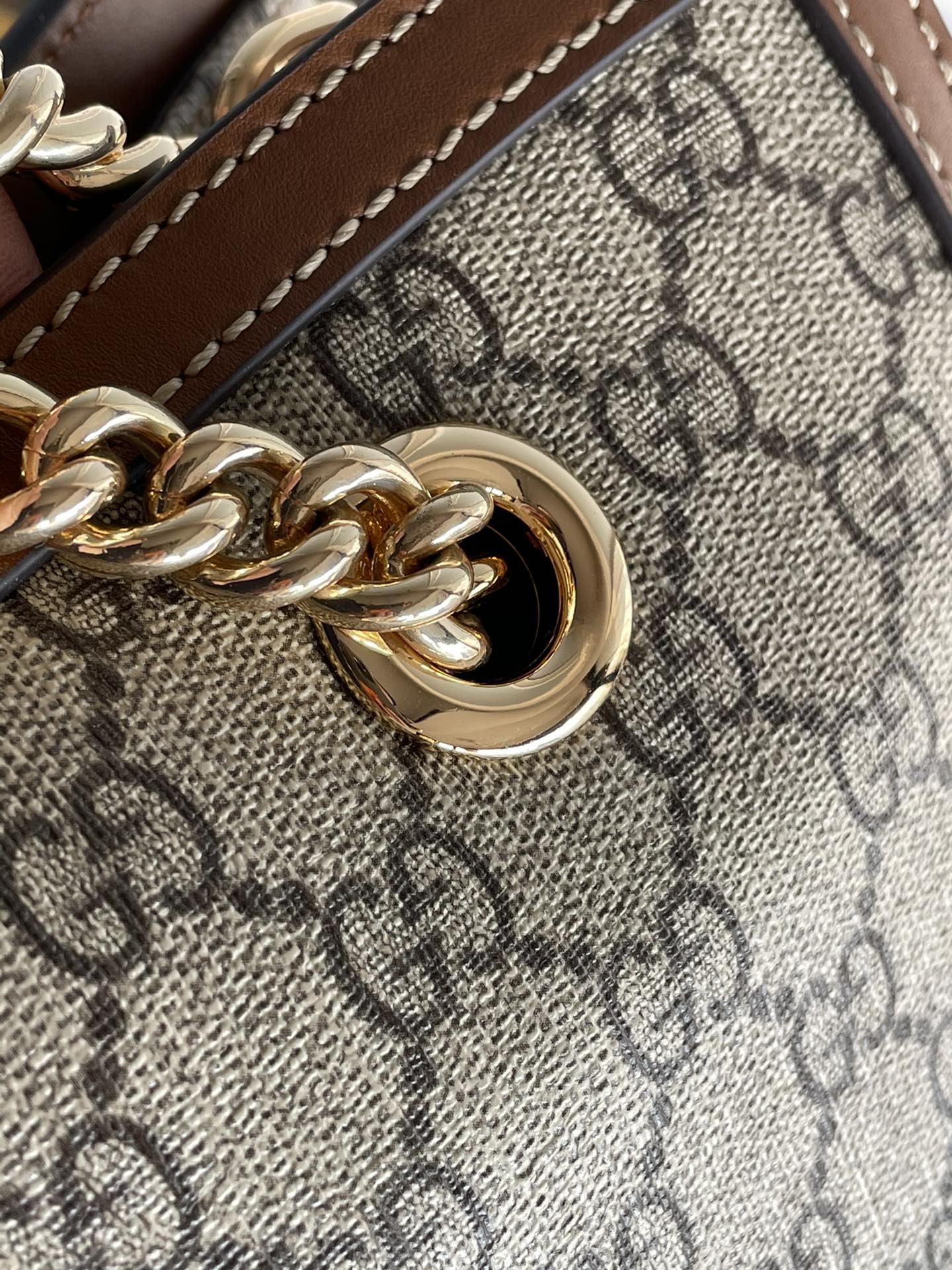 Grand sac bandoulière GG PADLOCK 35 en toile beige et cuir de veau marron