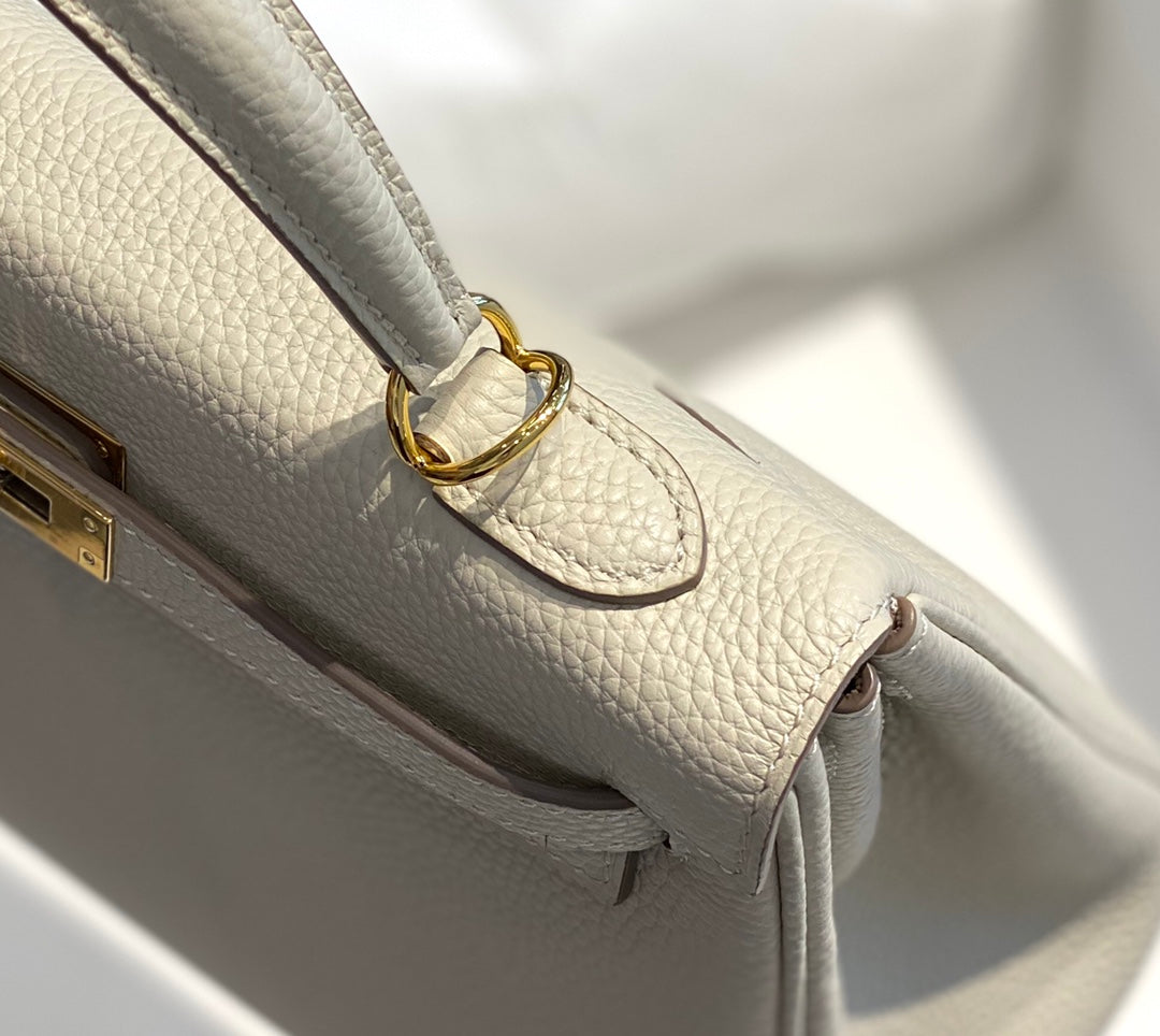 Sac HM Kelly 32 cm en cuir Togo crème et accessoires dorés