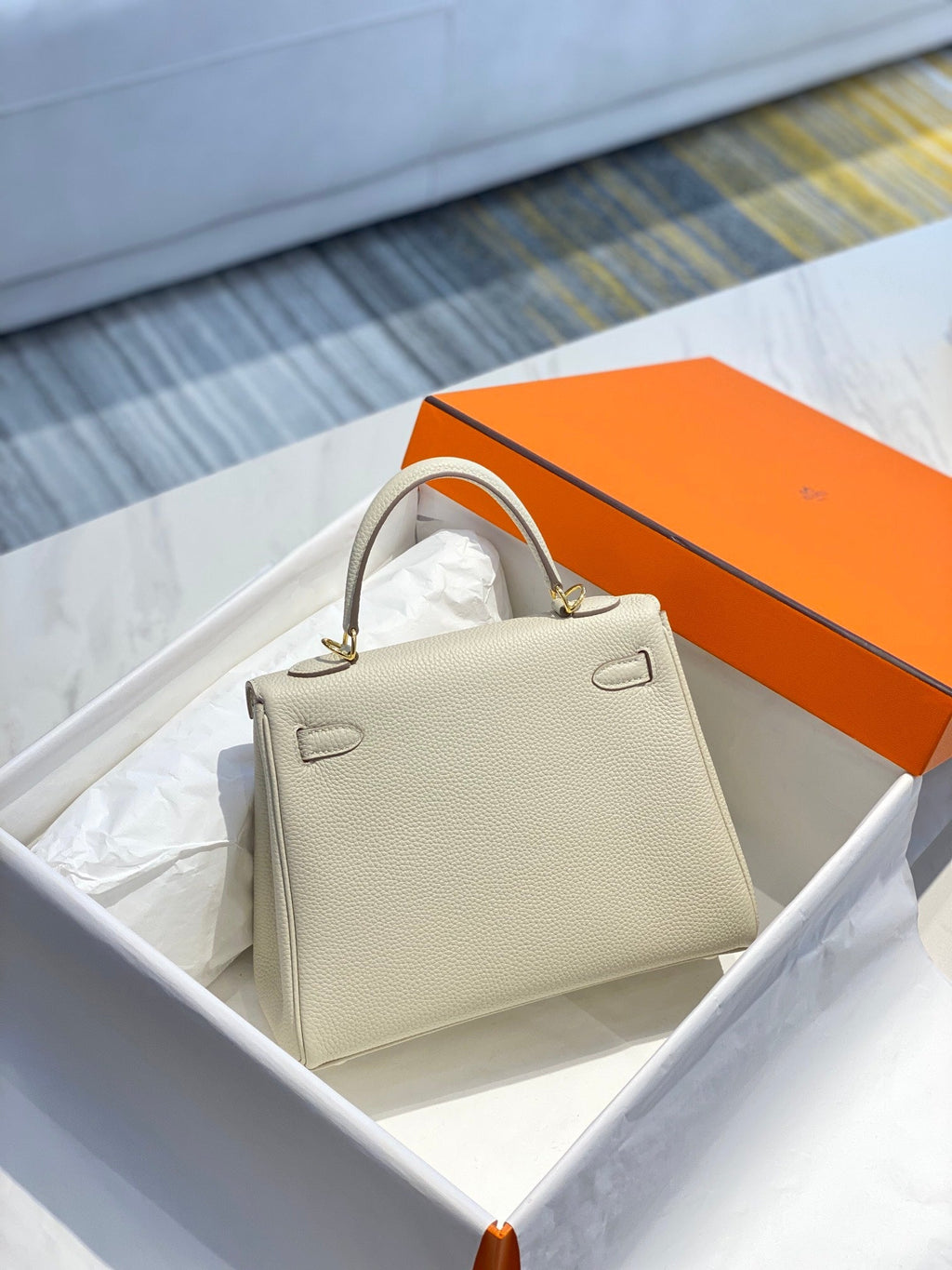 Sac HM Kelly 32 cm en cuir Togo crème et accessoires dorés