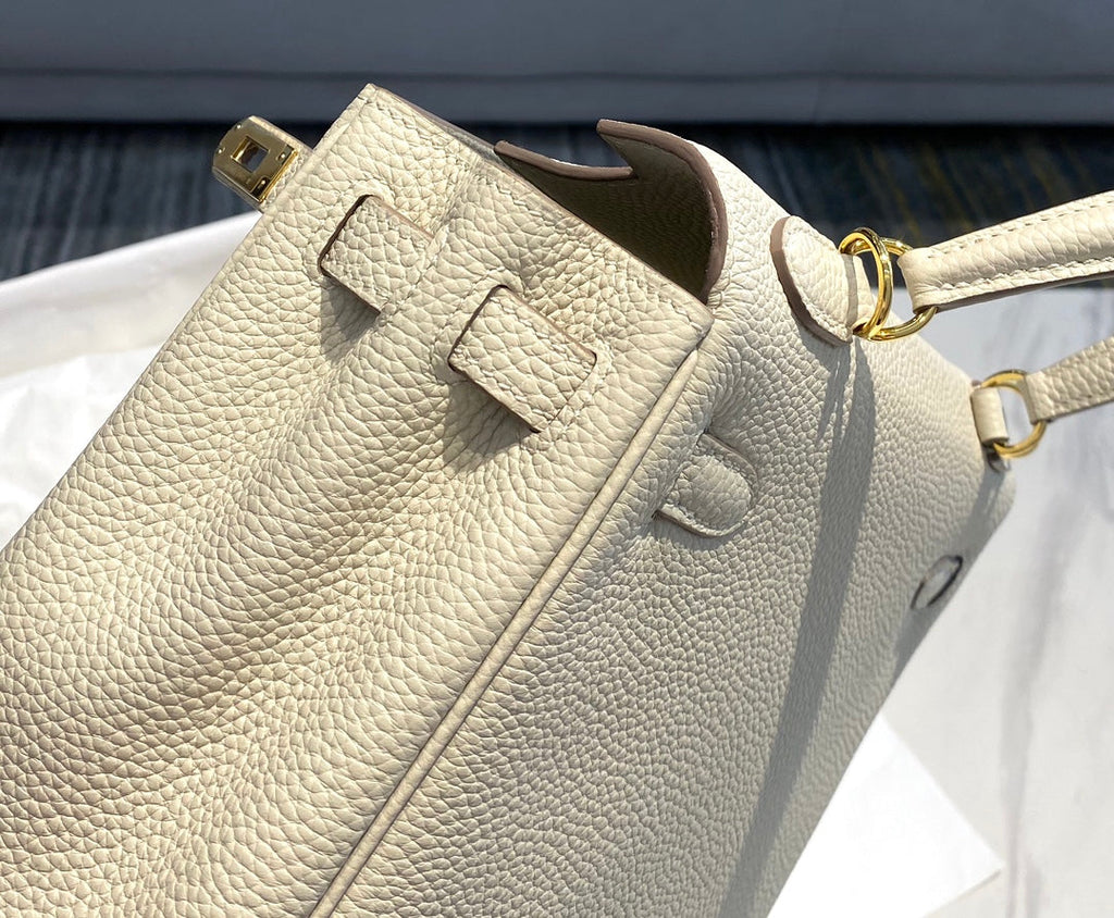 Sac HM Kelly 32 cm en cuir Togo crème et accessoires dorés