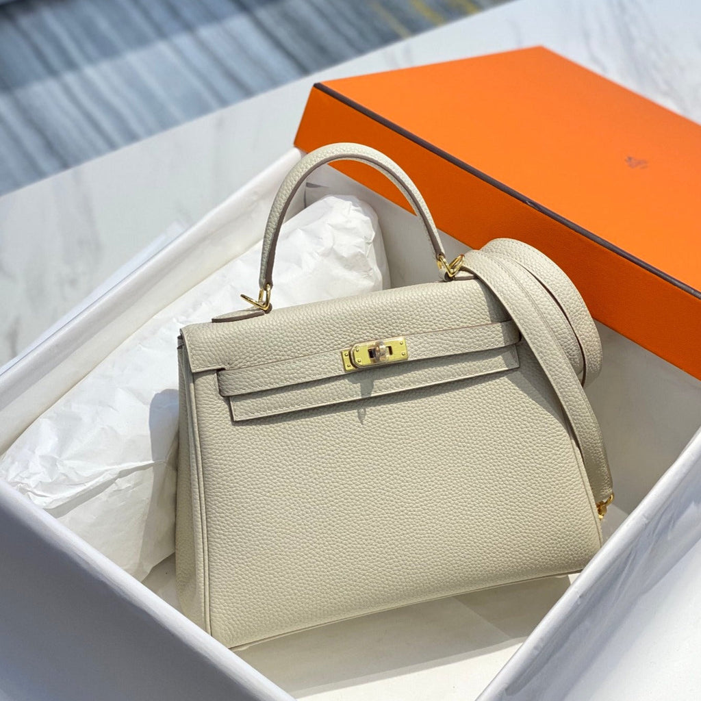 Sac HM Kelly 32 cm en cuir Togo crème et accessoires dorés