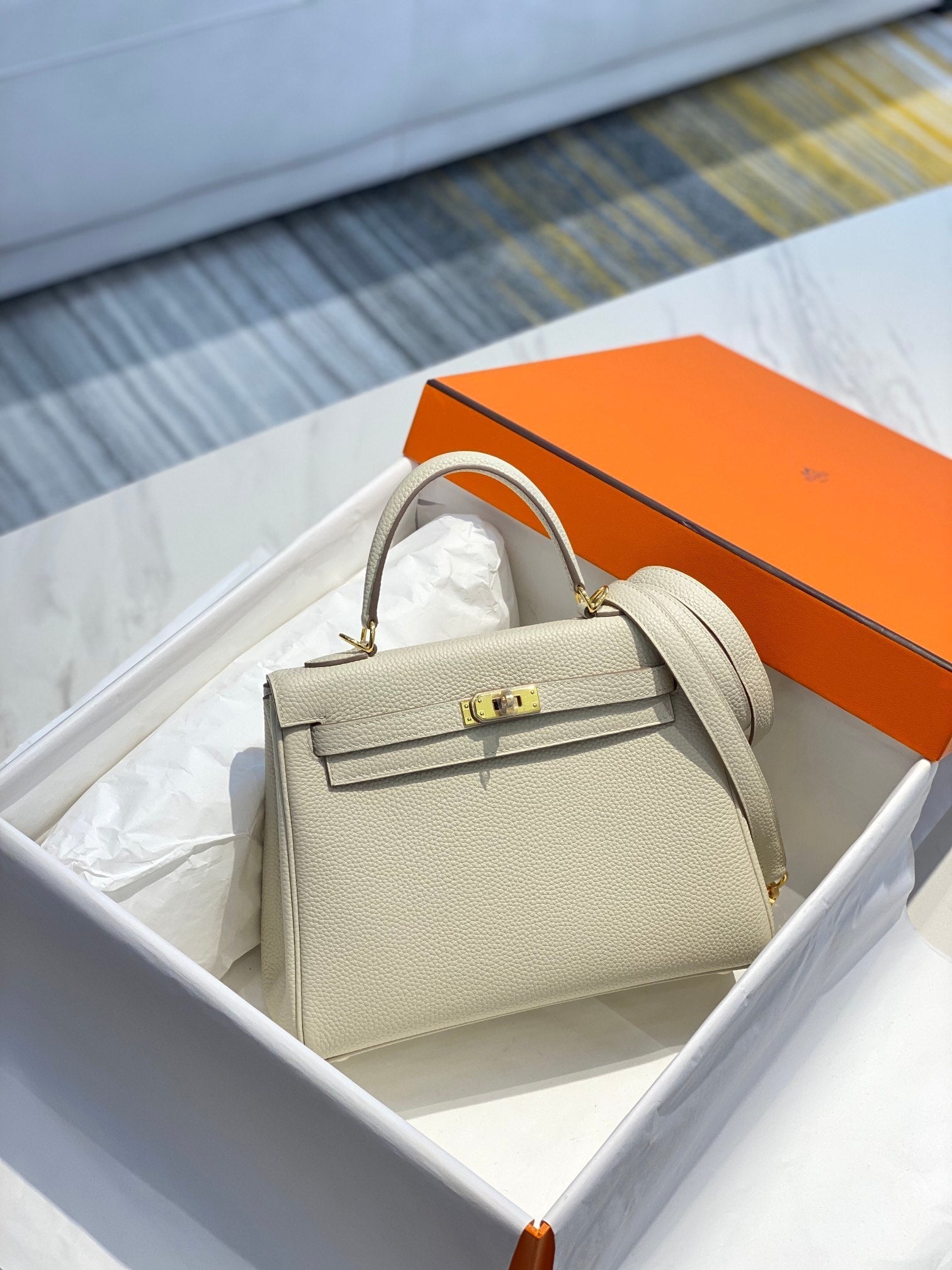 SAC HM KELLY 32 CM EN TOGO CRÈME AVEC QUINCAILLERIE DORÉE