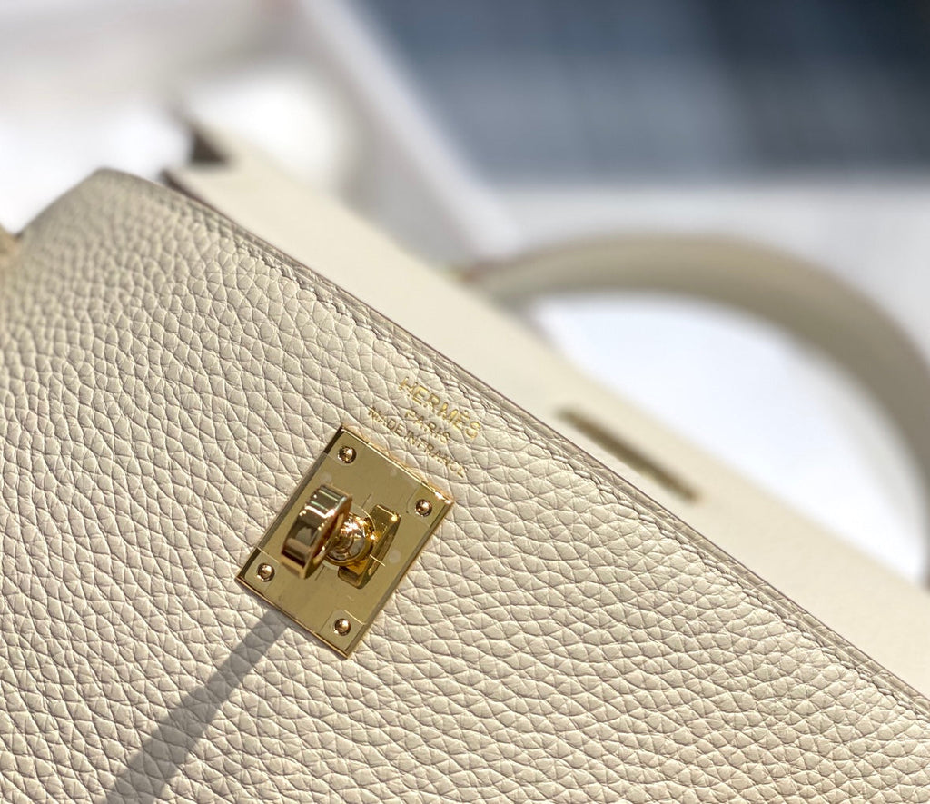 Sac HM Kelly 32 cm en cuir Togo crème et accessoires dorés