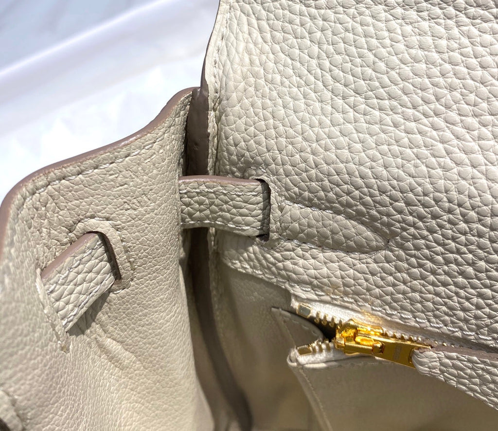 Sac HM Kelly 32 cm en cuir Togo crème et accessoires dorés