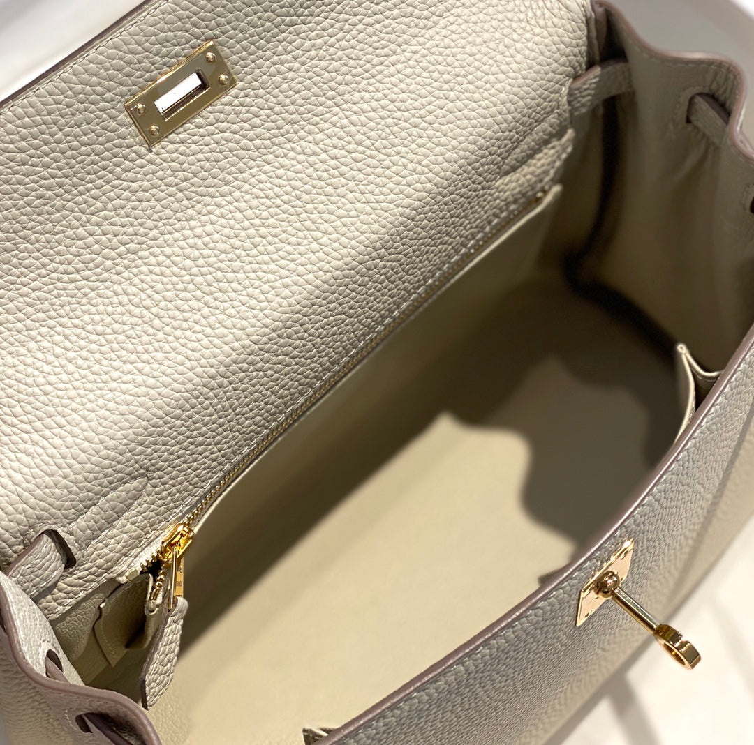 Sac HM Kelly 32 cm en cuir Togo crème et accessoires dorés