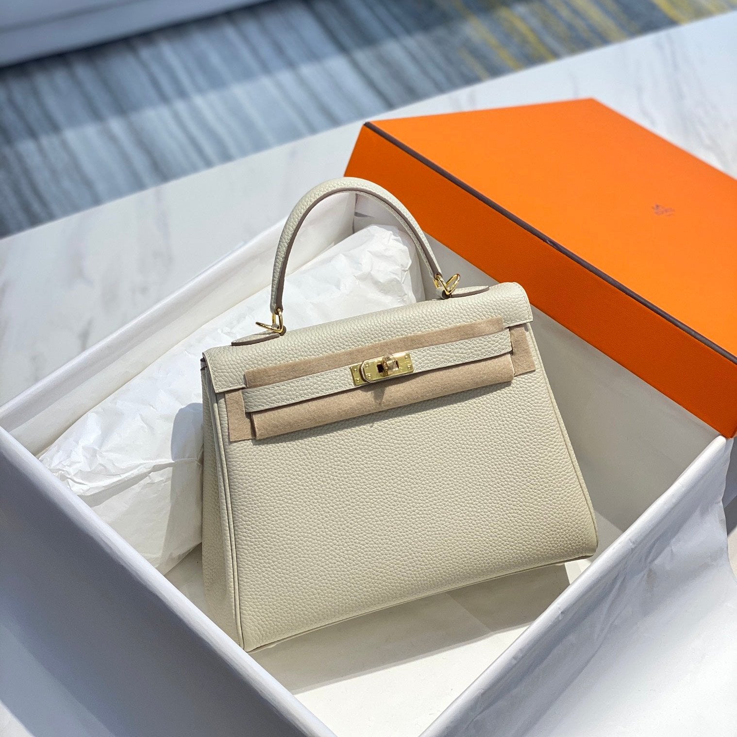 SAC HM KELLY 32 CM EN TOGO CRÈME AVEC QUINCAILLERIE DORÉE