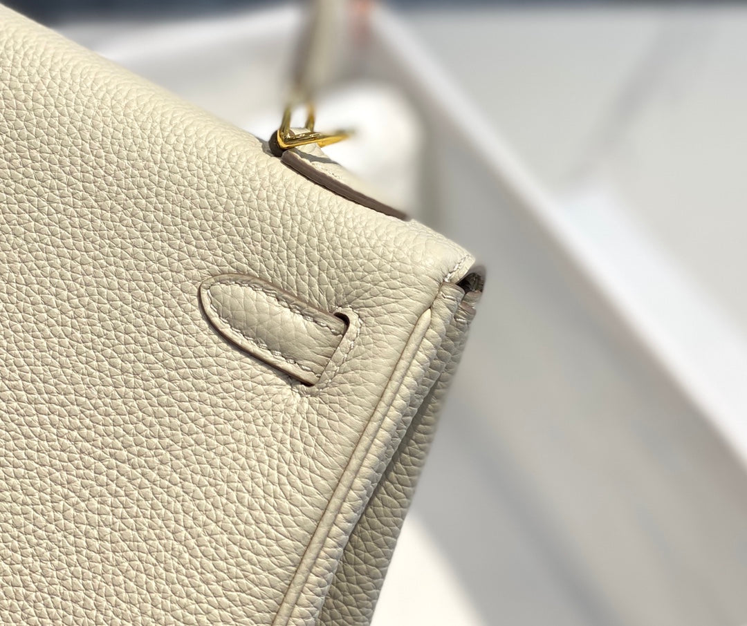 Sac HM Kelly 32 cm en cuir Togo crème et accessoires dorés