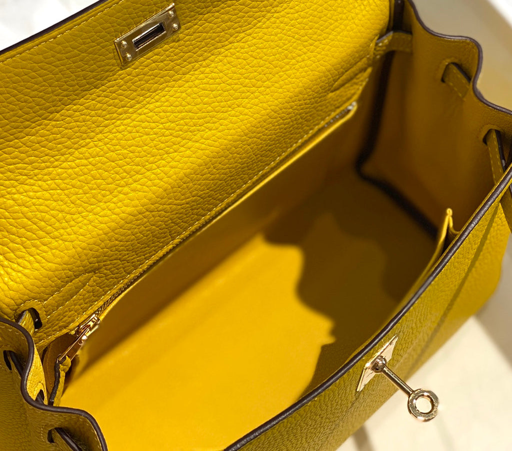 Sac HM Kelly 32 cm en cuir Togo jaune et accessoires dorés