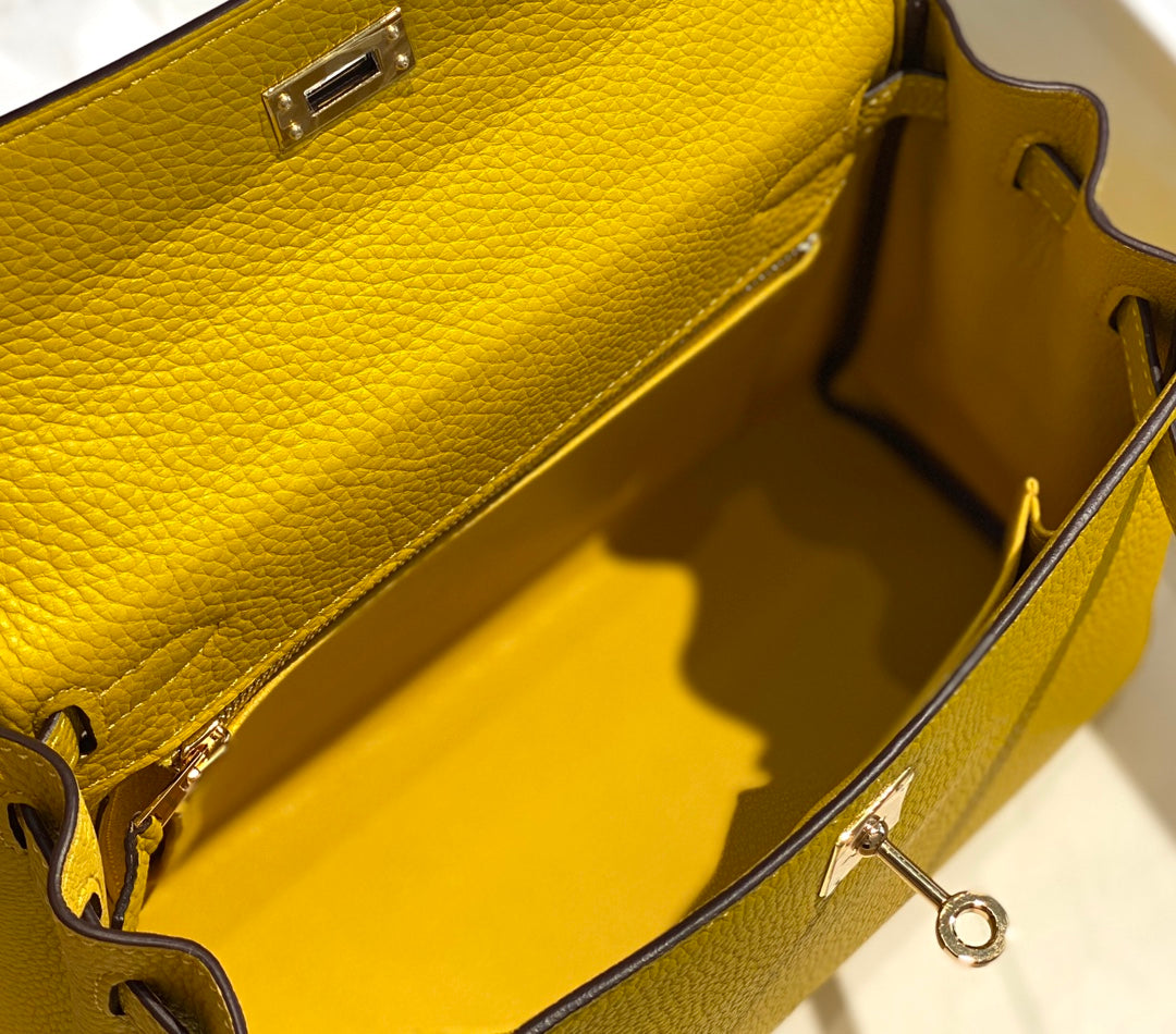 Sac HM Kelly 32 cm en cuir Togo jaune et accessoires dorés