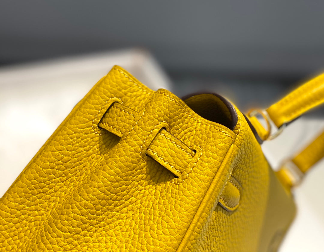 Sac HM Kelly 32 cm en cuir Togo jaune et accessoires dorés
