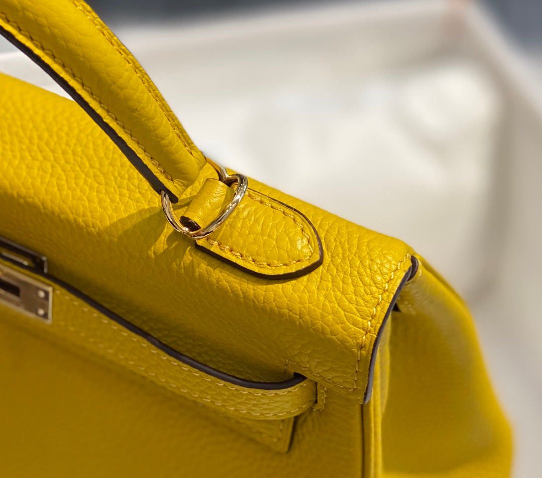 Sac HM Kelly 32 cm en cuir Togo jaune et accessoires dorés