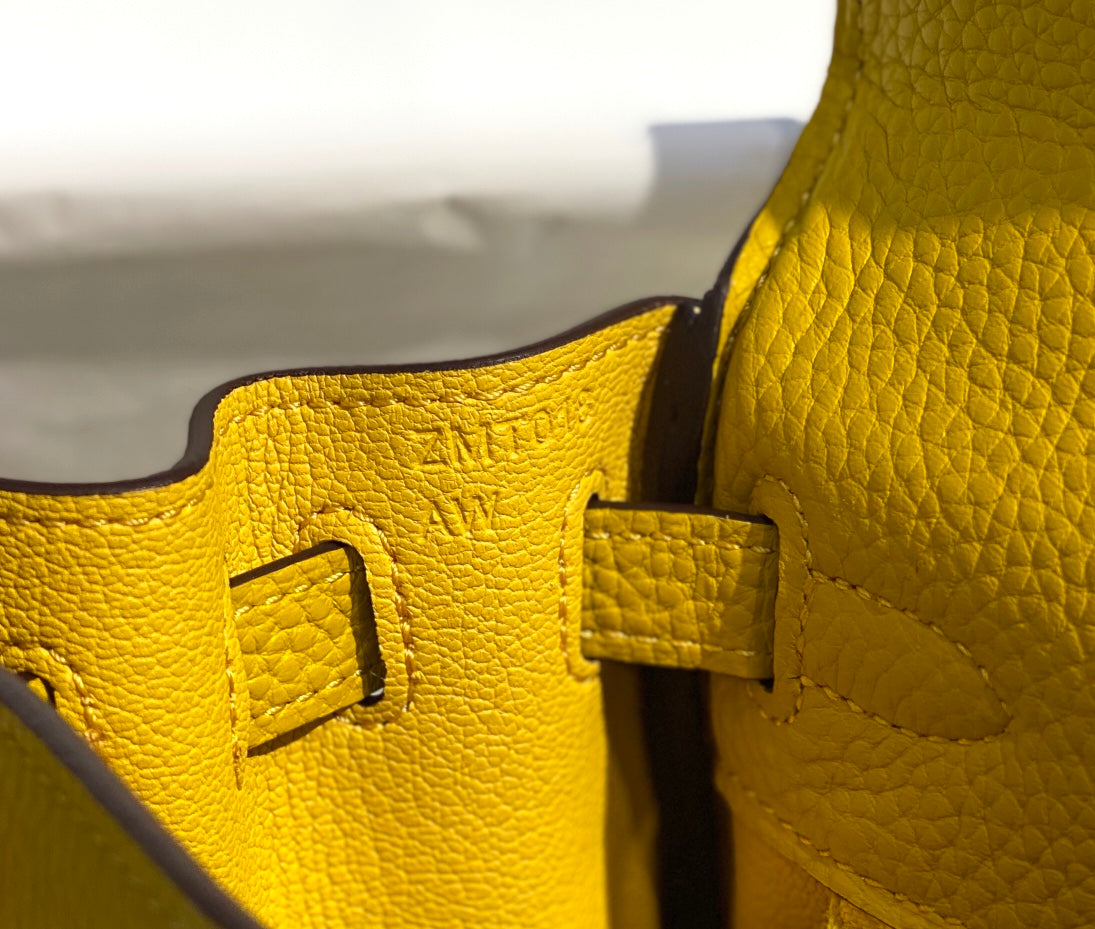 Sac HM Kelly 32 cm en cuir Togo jaune et accessoires dorés
