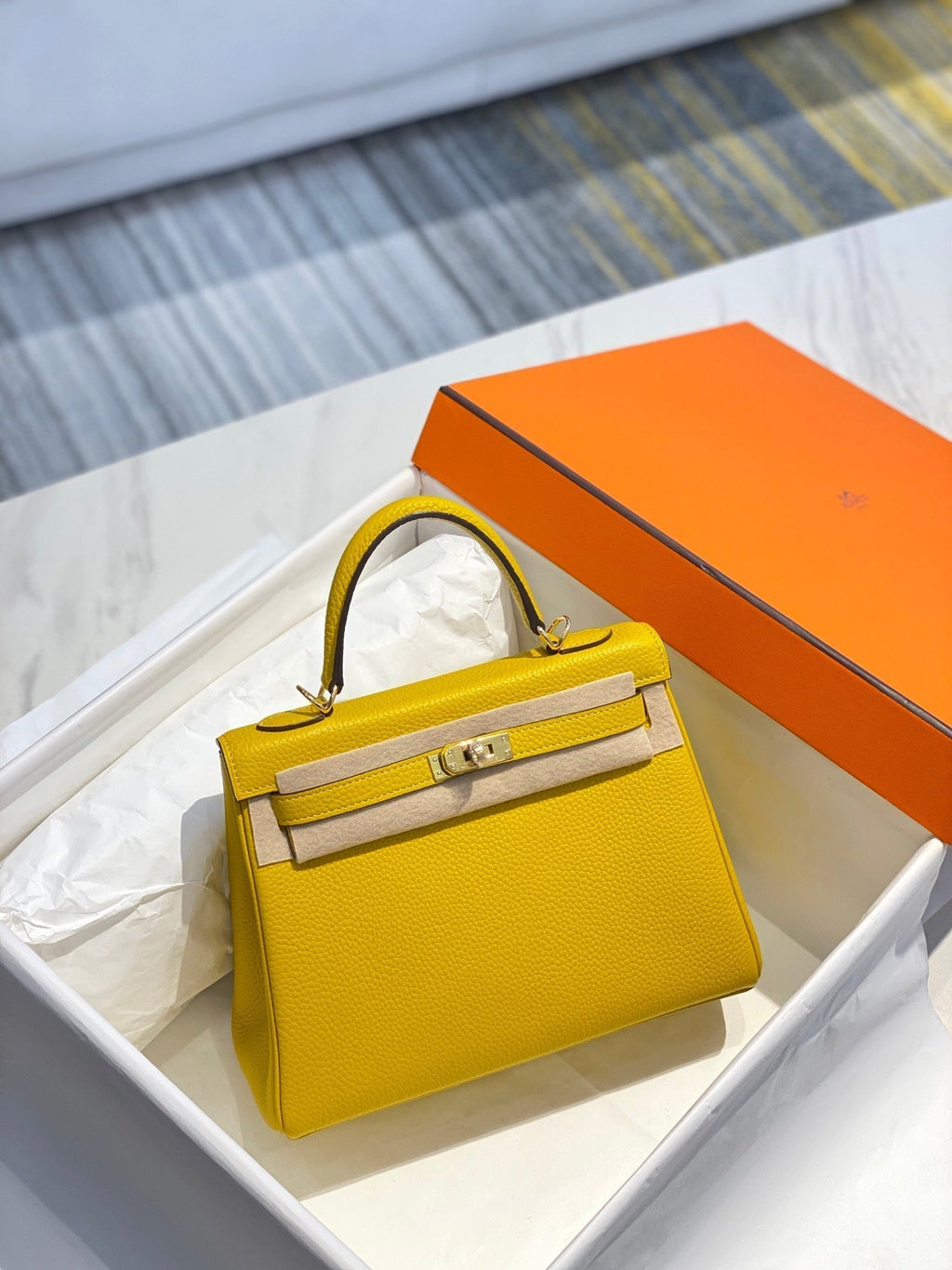 Sac HM Kelly 32 cm en cuir Togo jaune et accessoires dorés