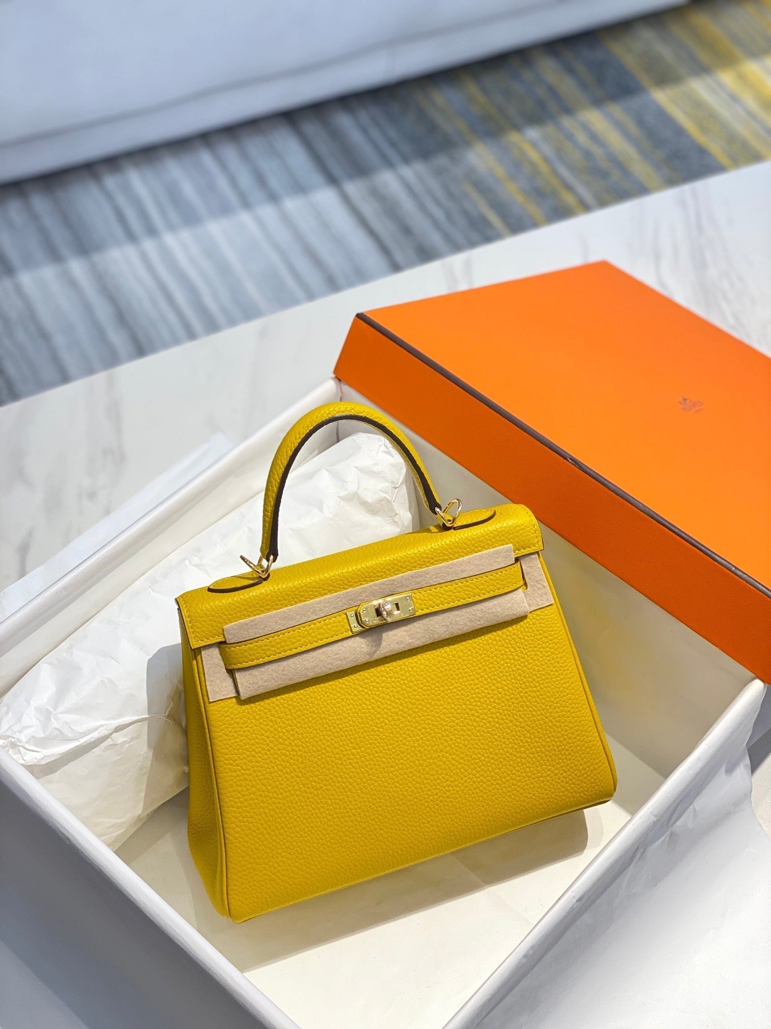 Sac HM Kelly 32 cm en cuir Togo jaune et accessoires dorés