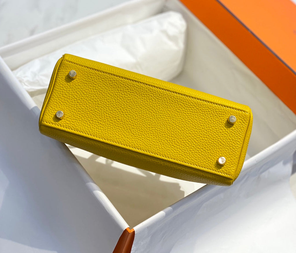 Sac HM Kelly 32 cm en cuir Togo jaune et accessoires dorés