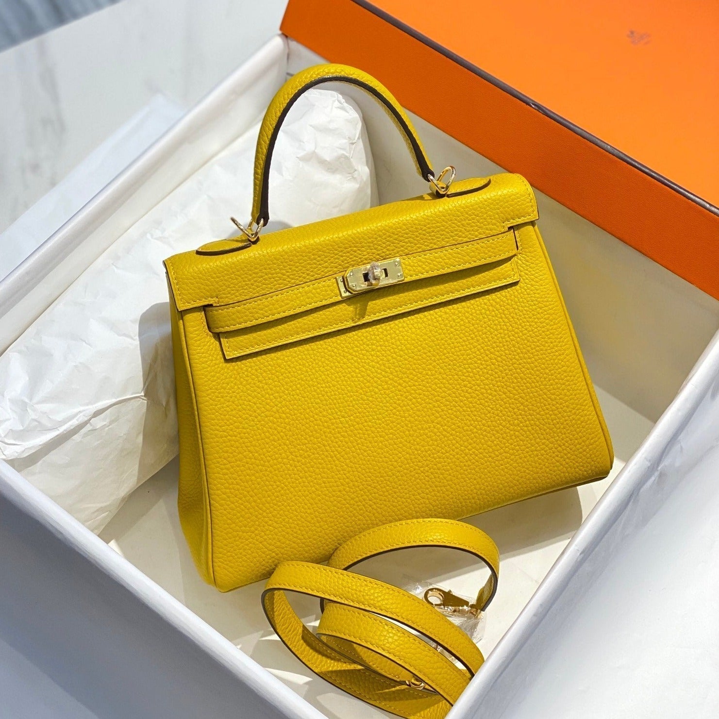 Sac HM Kelly 32 cm en cuir Togo jaune et accessoires dorés
