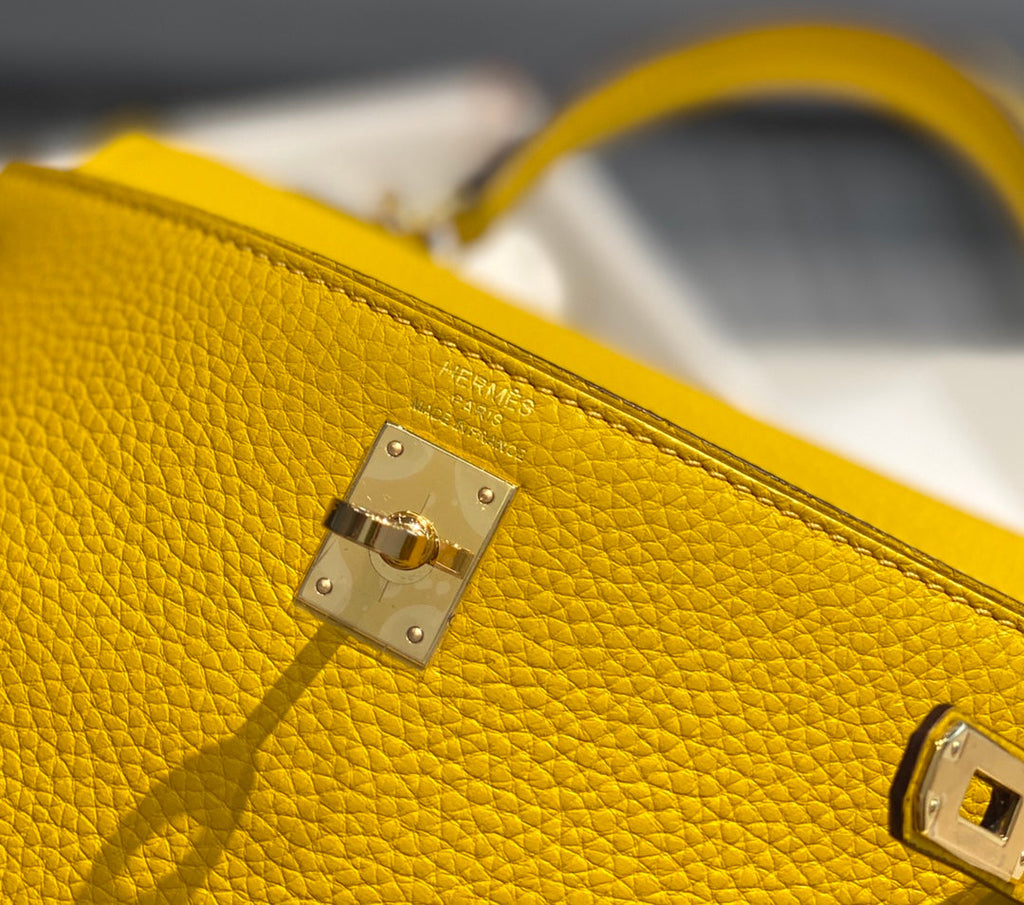 Sac HM Kelly 32 cm en cuir Togo jaune et accessoires dorés