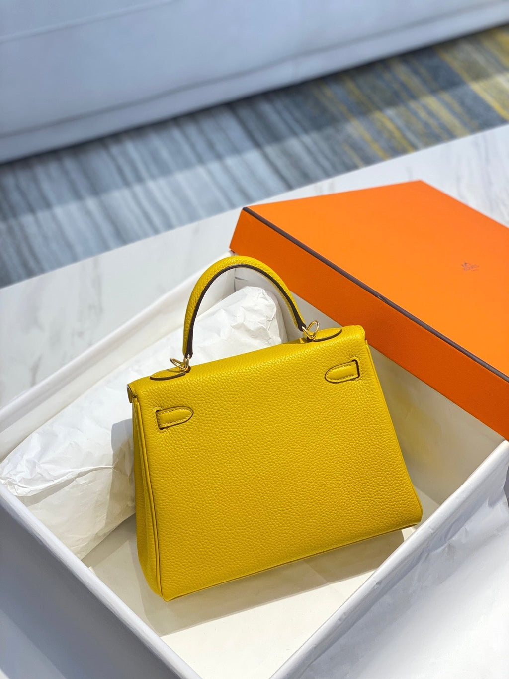 Sac HM Kelly 32 cm en cuir Togo jaune et accessoires dorés