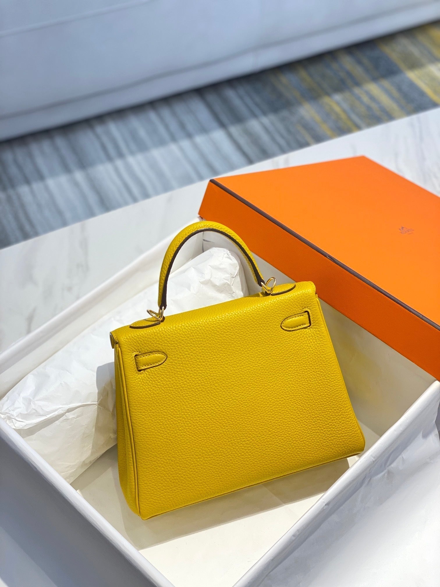 Sac HM Kelly 32 cm en cuir Togo jaune et accessoires dorés