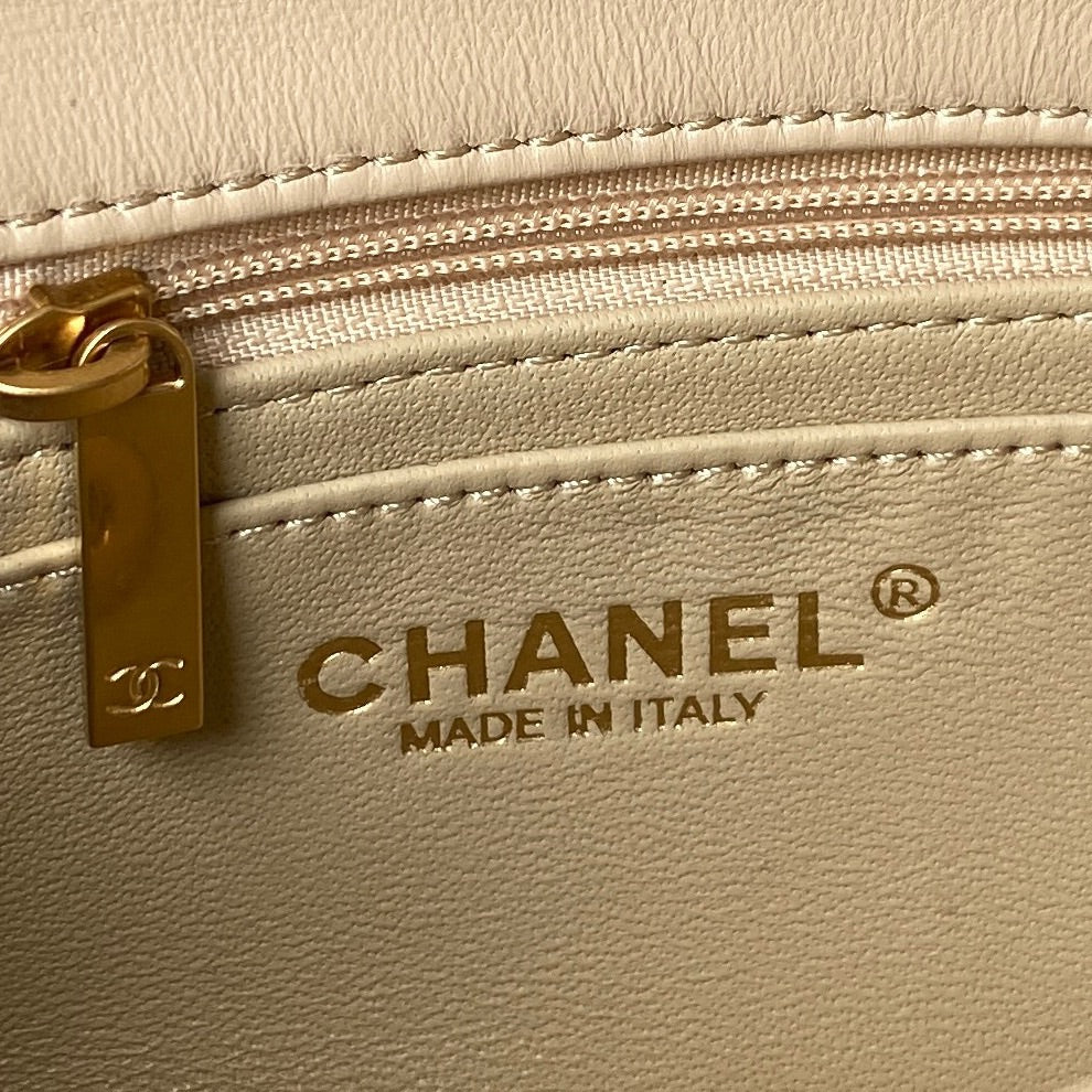 MINI SAC À RABAT CLASSIQUE 20 CM EN CUIR D'AGNEAU BEIGE QUINCAILLERIE DORÉ
