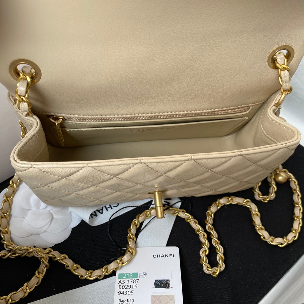 MINI SAC À RABAT CLASSIQUE 20 CM EN CUIR D'AGNEAU BEIGE QUINCAILLERIE DORÉ