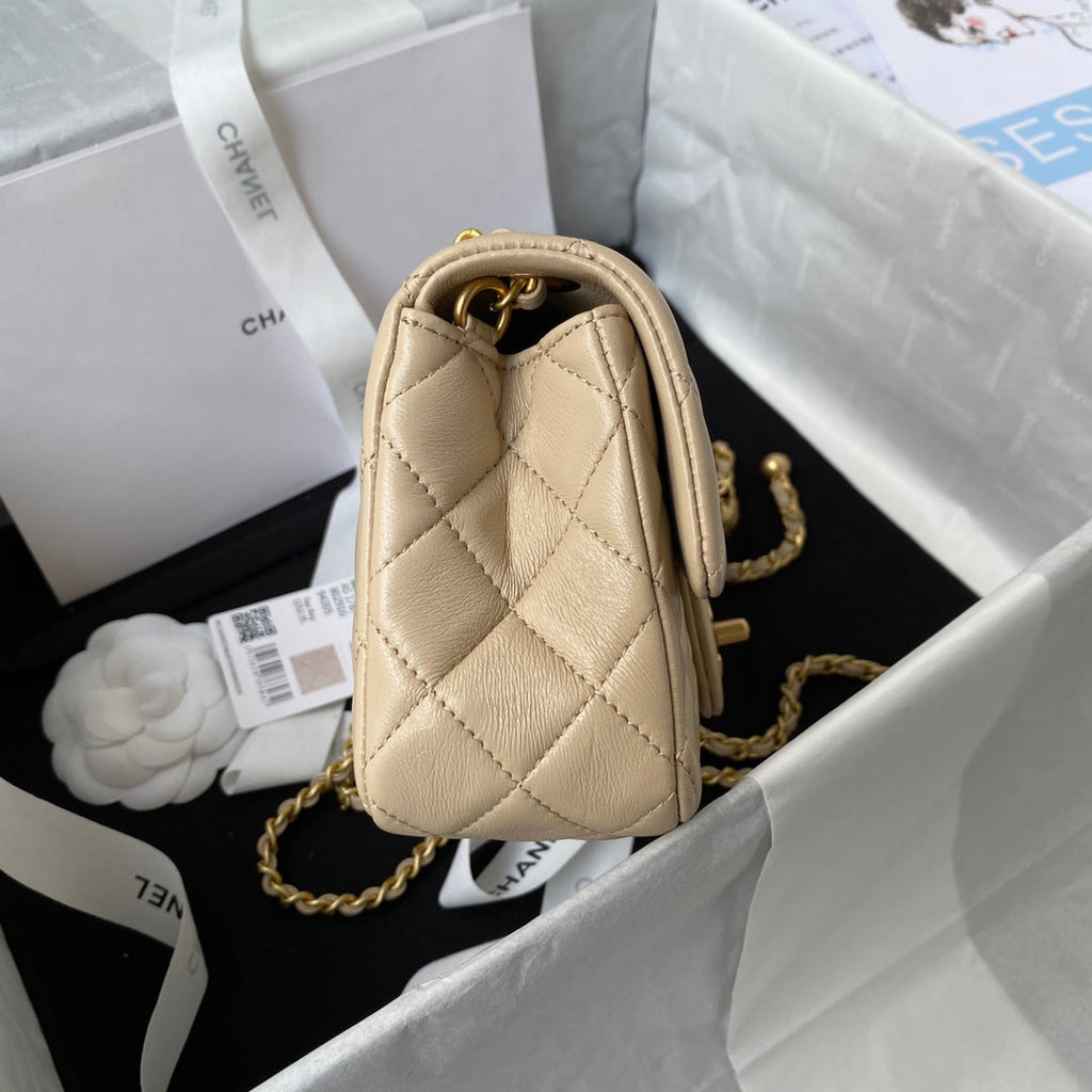 MINI SAC À RABAT CLASSIQUE 20 CM EN CUIR D'AGNEAU BEIGE QUINCAILLERIE DORÉ